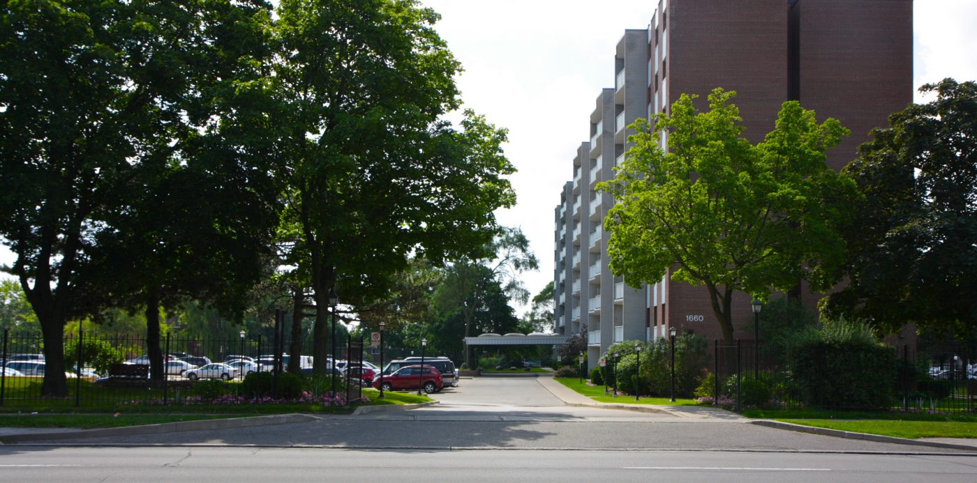 property entranceway with clear sidewalks and driveway