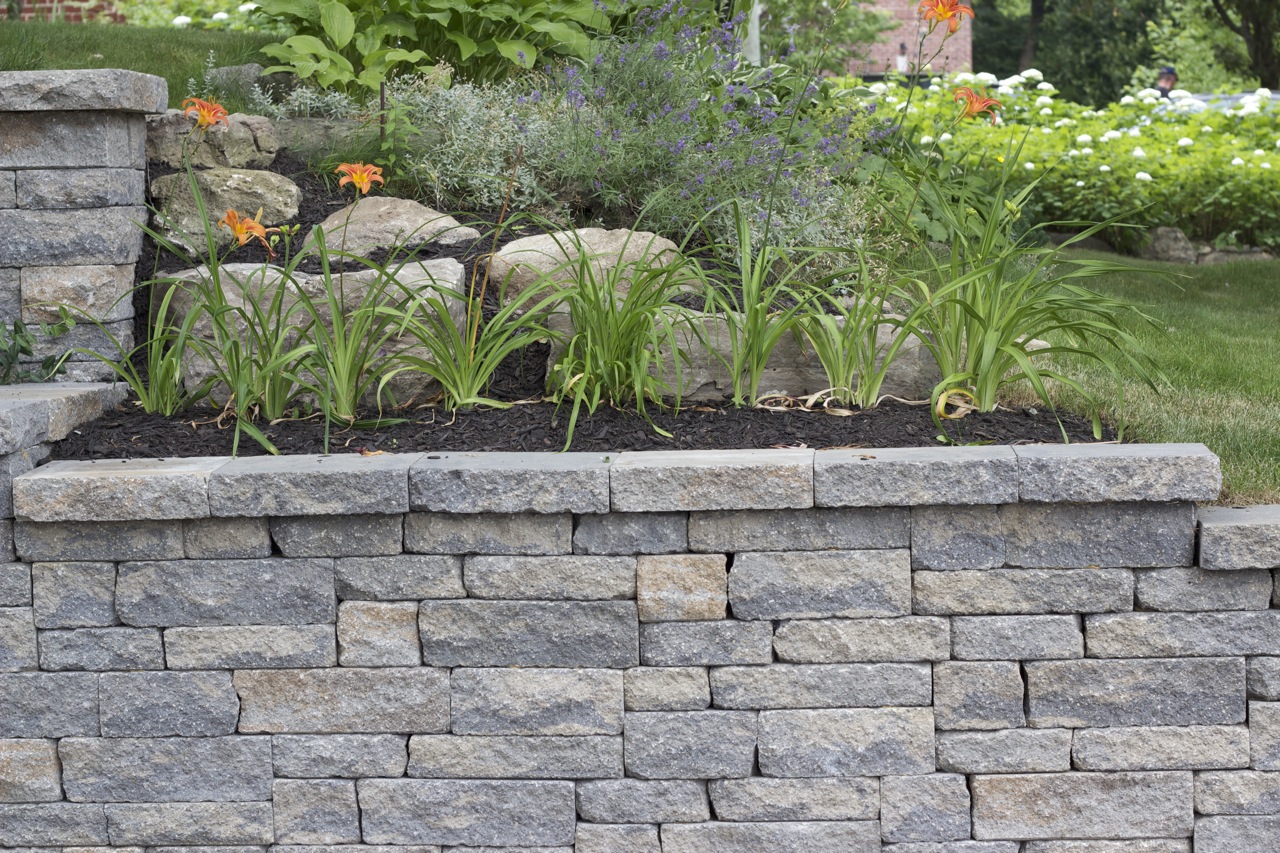 Retaining wall side profile