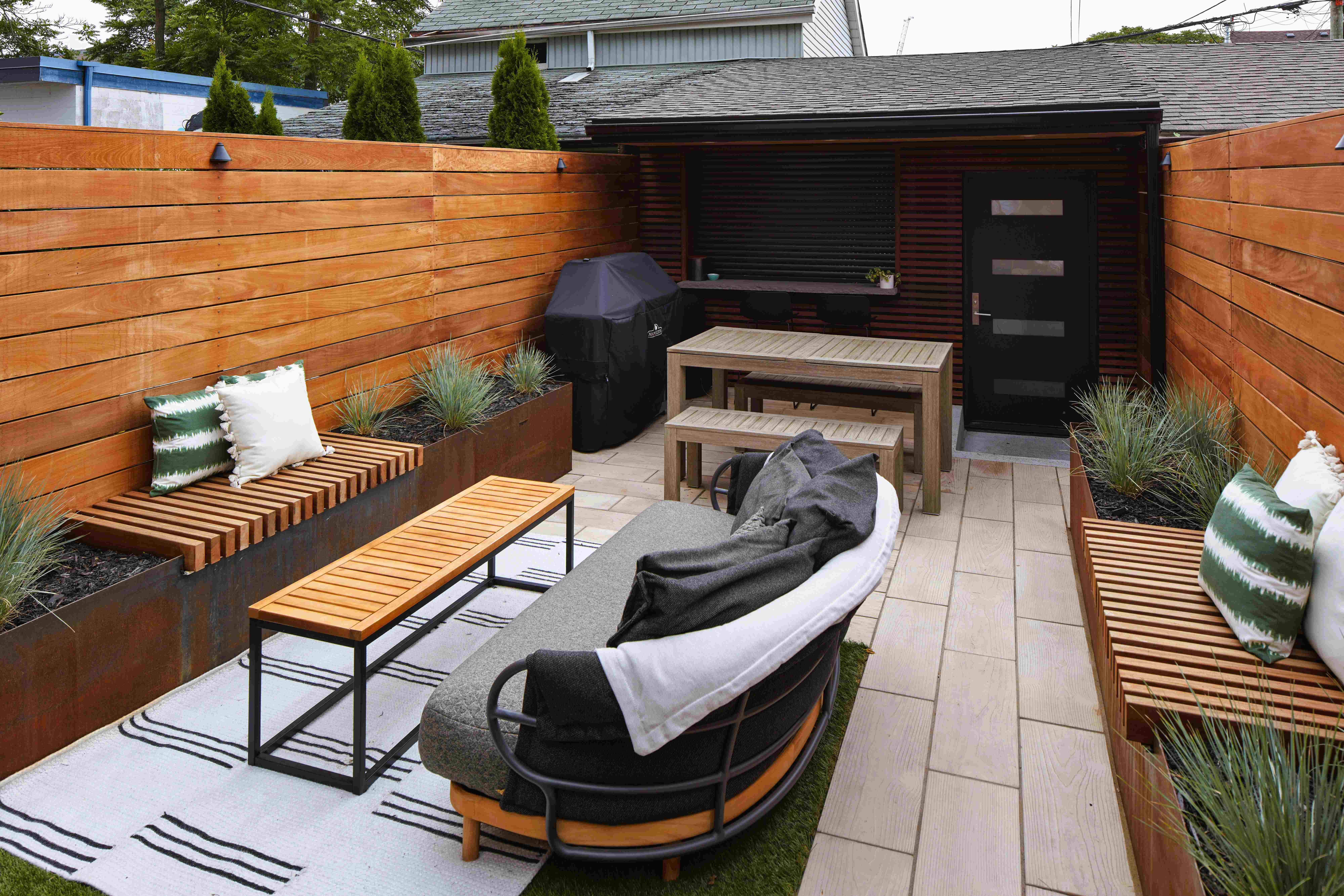 Full backyard with BBQ in the Back